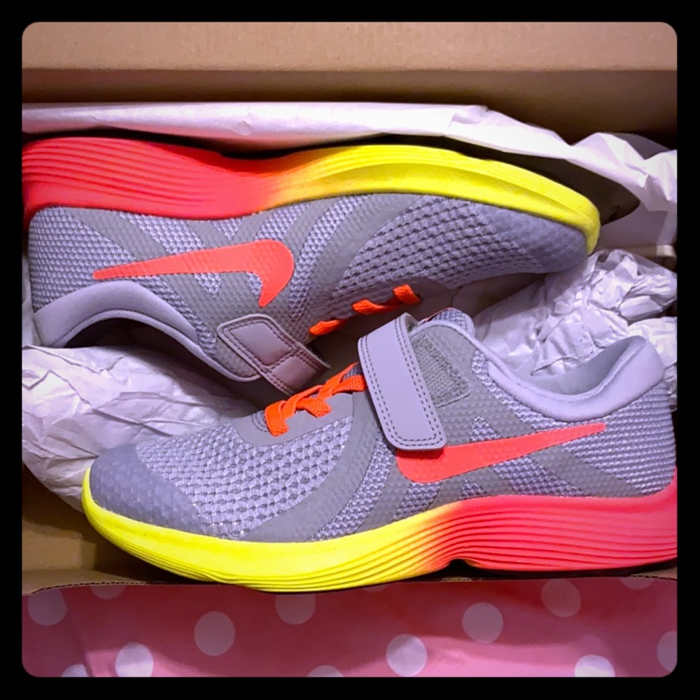 Nike Revolution 4 fade girls